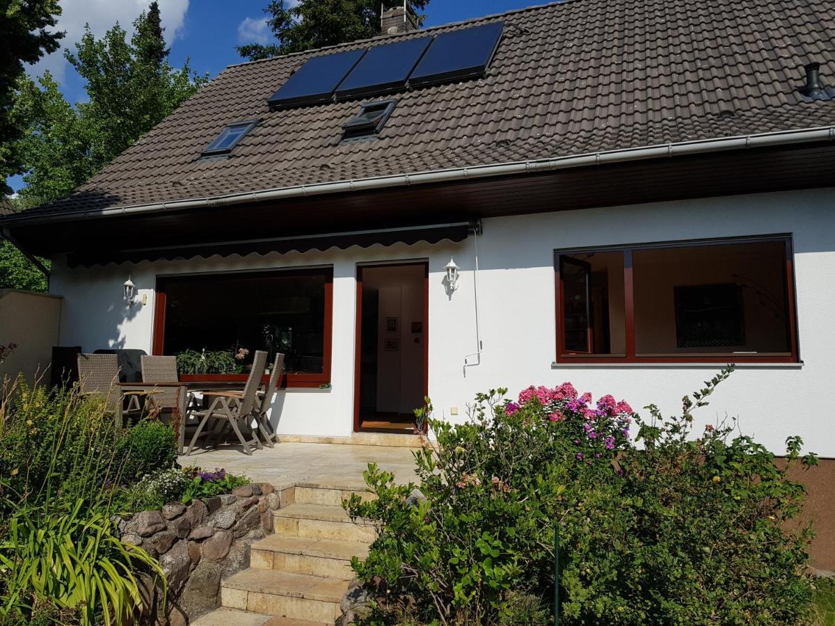 4 Sterne Souterrain Apartment Alt-Mariendorf Berlim Exterior foto