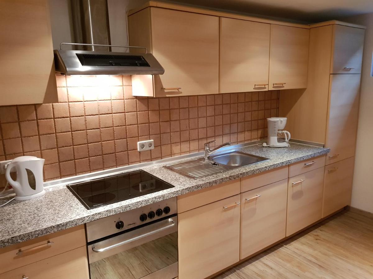 4 Sterne Souterrain Apartment Alt-Mariendorf Berlim Exterior foto